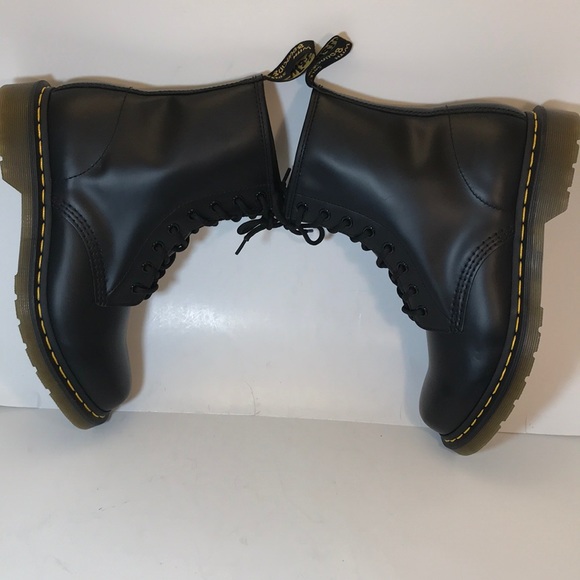 NEW Dr Martens 11821 Black 8-Eye Classic Boots 9 - Picture 5 of 7